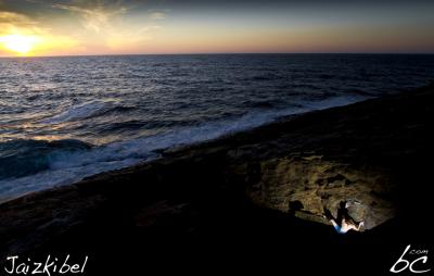 Mikel bouldering on the beach (3)